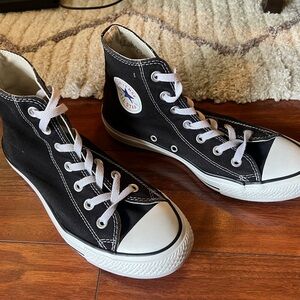 Converse Chuck Taylor All Star Canvas Shoes Sizes Women’s 8/ Men’s 6